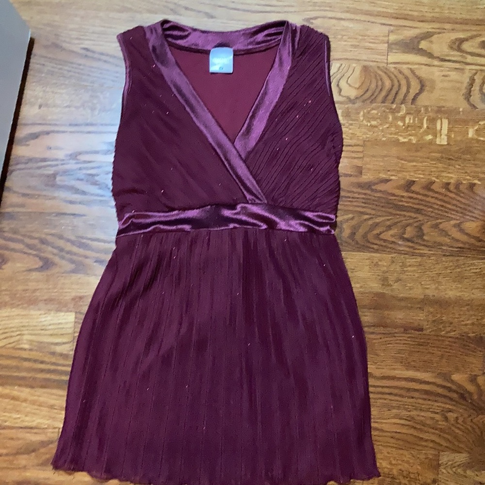 Sleeveless maternity top. - Picture 2 of 5